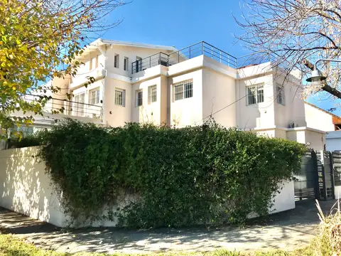 Acassuso: Moderna Casa de 3 Plantas Completamente Reciclada. Excelente Estado. 3 Dorm + Play y terraza