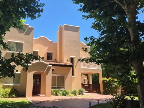 Casa 6 ambientes con 4 baños