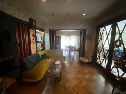 Casa 6 ambientes con 2 baños