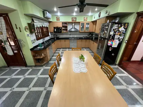 Casa 5 ambientes con 2 baños