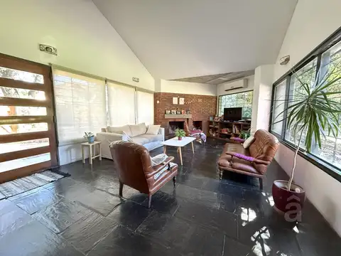 Profesor Simon al 2400 entre Buenos Aires y Boulevard Ballester