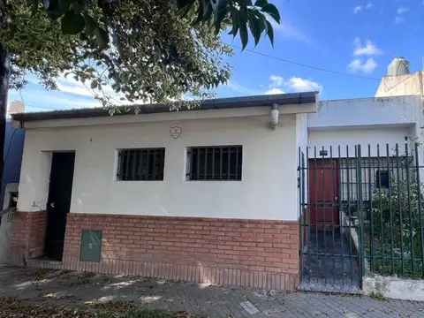 Venta casa 2 dormitorios y gran patio verde