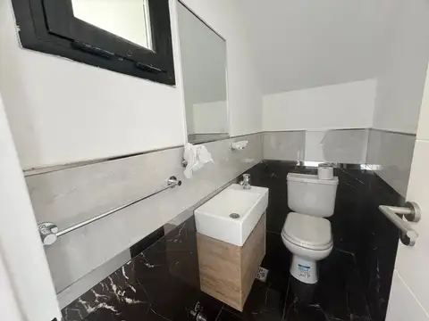 Casa 4 ambientes con 2 baños