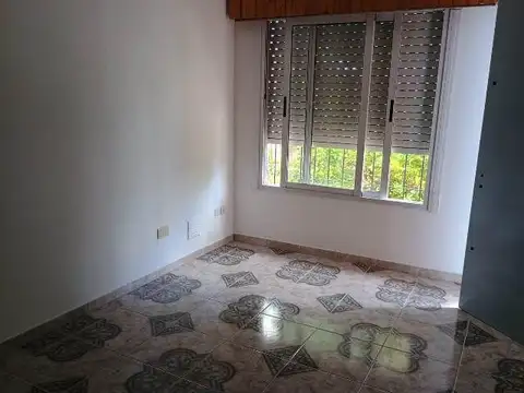 Casa 4 ambientes con quincho, cochera 2 autos, Garage 1 auto