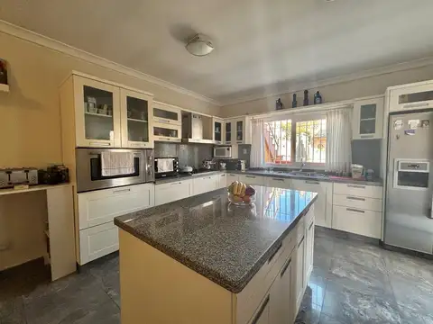 Casa en Venta con 3 cocheras