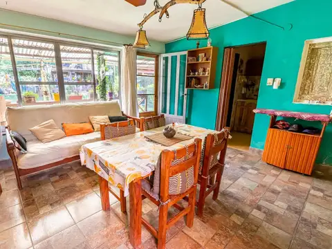 Casa de dos dormitorios en venta Funes centro con jardín