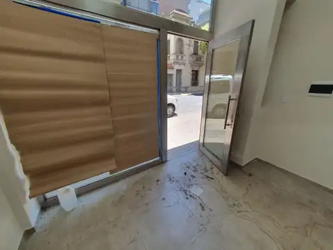 Montevideo  617 - Local