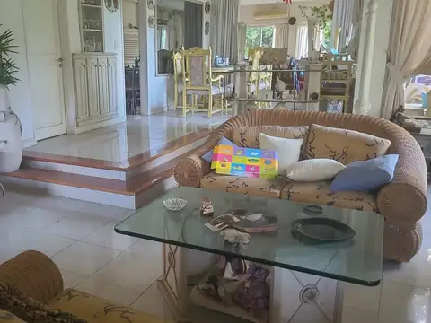 Casa en Venta con 3 cocheras