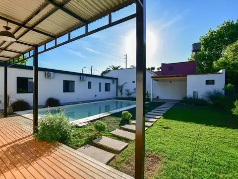 Casa en Venta con 2 cocheras