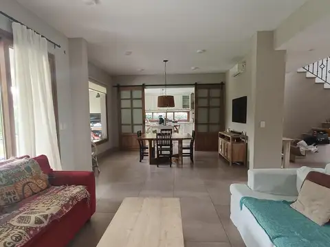 Casa 7 ambientes con 4 baños