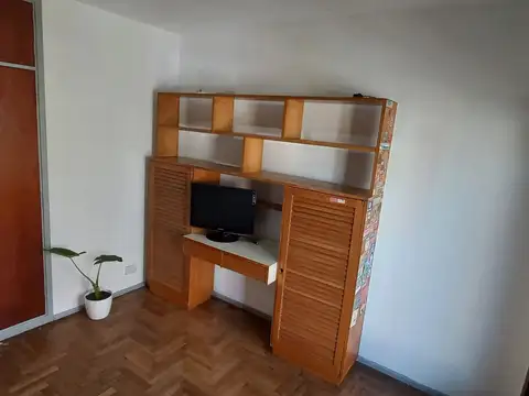 CHALET DE 5 AMBIENTES CON DEPARTAMENTO CON ENTRADA INDEPENDIENTE O DEPENDENCIA DE SERVICIO.