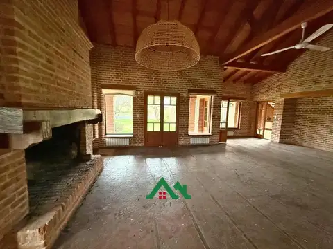 Casa 11 ambientes con 2 baños