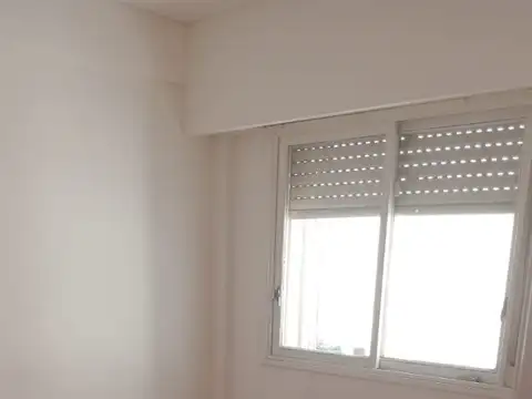 Excelente 4 ambientes con balcón aterrazado en Parque Centenario - Espacio guardacoche