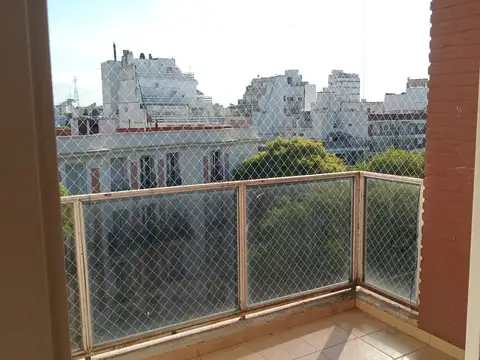 Excelente 4 ambientes con balcón aterrazado en Parque Centenario - Espacio guardacoche