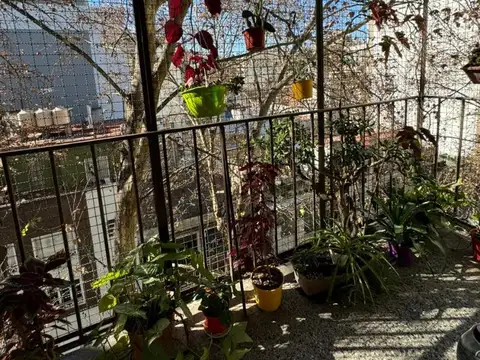 AMPLIO 3 AMBIENTES MUY LUMINOSO CON BALCON CORRIDO