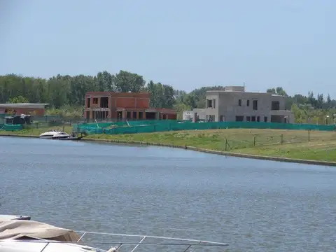 Terreno en Venta en Albanueva, USD 900.000