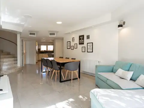 Casa en Venta con 2 cocheras