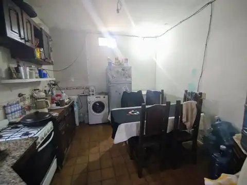 Casa de dos dormitorios más local comercial.