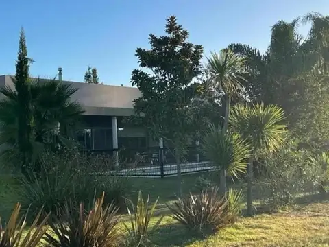 Casa 5 ambientes con 4 baños