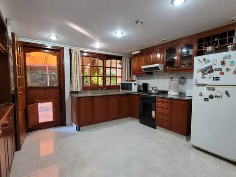 Casa 6 ambientes con 2 baños