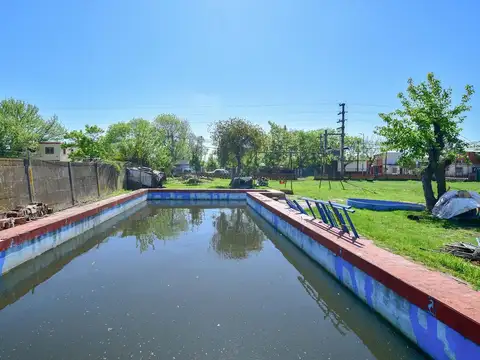 Casa a remodelar c/ pileta lote esquina de 1.395m2