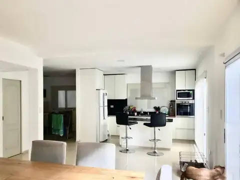 Casa en Alquiler con 2 cocheras