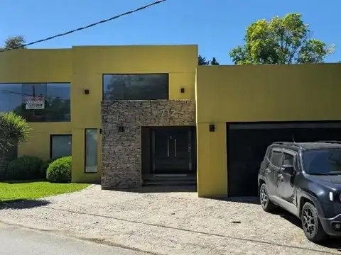 Casa quinta en venta - 5 Dormitorios 4 Baños - Cocheras - 1.600Mts2 - Ezeiza