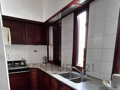 Casa 7 ambientes con 2 baños