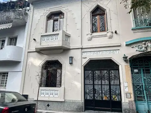 Hermosa casa de 8 amb en dos plantas con Patio y Terraza.