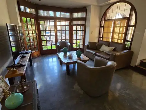 VENTA CASA 5 AMB PILETA BARRIO PARQUE BERNAL