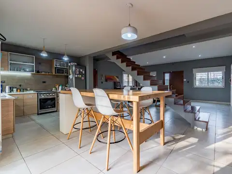 Casa en Venta con 2 cocheras