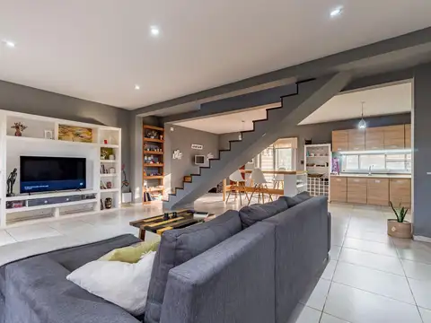 Casa en VENTA en Roldan - 3 Dormitorios, Jardin y Piscina