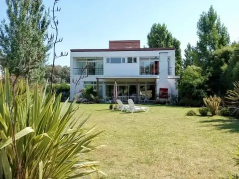 Casa en Alquiler con 4 cocheras