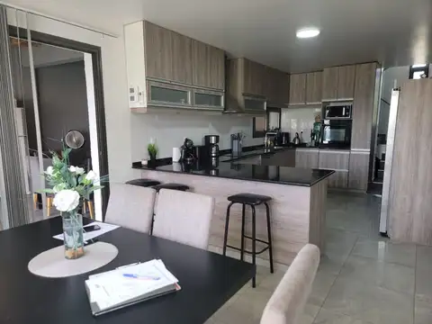 Casa 6 ambientes con 2 baños