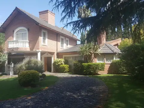 Casa de 4 ambientes con dependencia de servicio en venta en barrio Loma Verde - Escobar