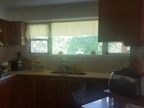 Casa de 4 ambientes con dependencia de servicio en venta en barrio Loma Verde - Escobar