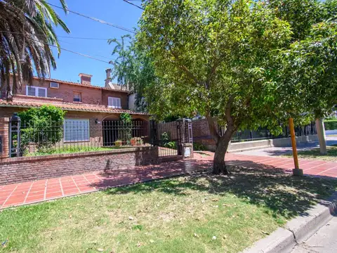 Casa en Venta con 3 cocheras