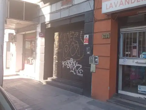 Buen local de 38 m2 con baño en una gran ubicación, pleno centro de Avellaneda