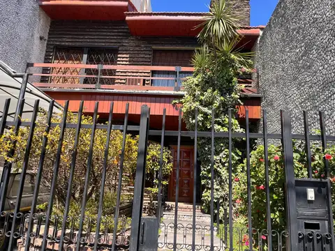 Casa de 5 ambientes c/ piscina y garaje en VENTA - ZONA P. Chacabuco- Saraza 800-