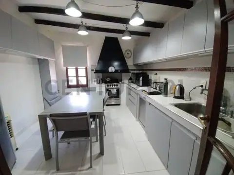 Casa 9 ambientes con 2 baños