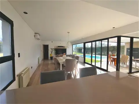 VENTA - Casa 3 dormitorios con piscina, parrillero, y cochera doble - Barrio Privado Puerto Roldán.