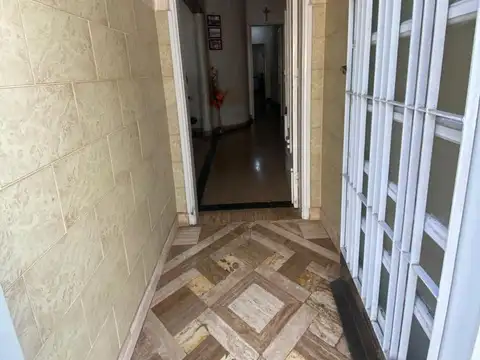 Casa 8 ambientes con 2 baños