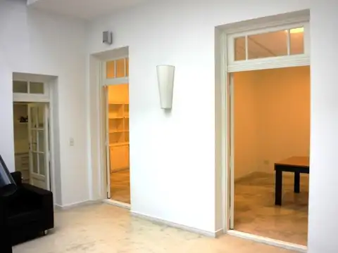 OFICINAS A LA VENTA, TRES COCHERAS, AMPLIAS, COMODA UBICACION CON TRES COCHERAS