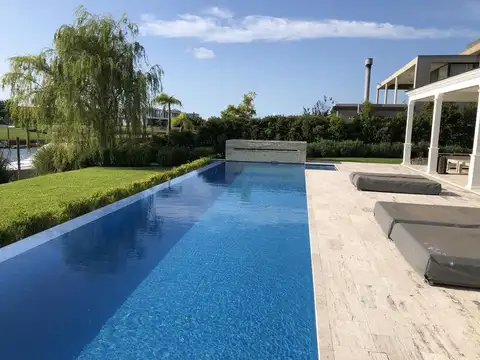 Casa en Venta en Albanueva, USD 2.300.000