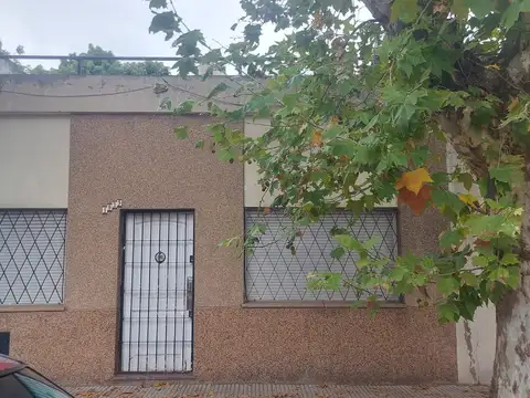 CASITA AL FRENTE DE 3 AMBIENTES - PATIO CUBIERTO - TERRAZA PROPIA Y PARRILLA (SIN EXPENSAS)