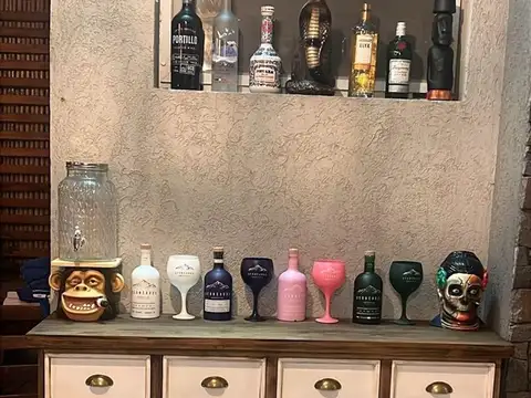 Casa en Venta con 3 cocheras