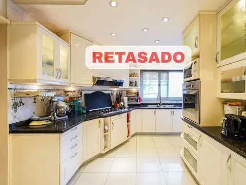 Piso en venta de 4 ambientes con dependencia, balcon y cochera en Flores