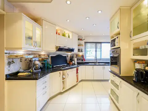 Piso en venta de 4 ambientes con dependencia, balcon y cochera en Flores