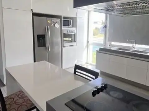 Casa en Alquiler con 1 cochera