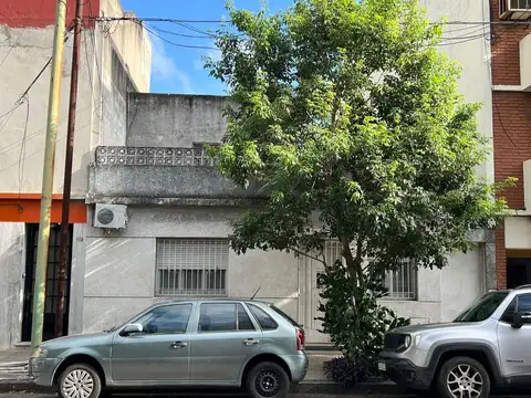 CASA 5 AMBIENTES VENTA FLORES CON PATIO